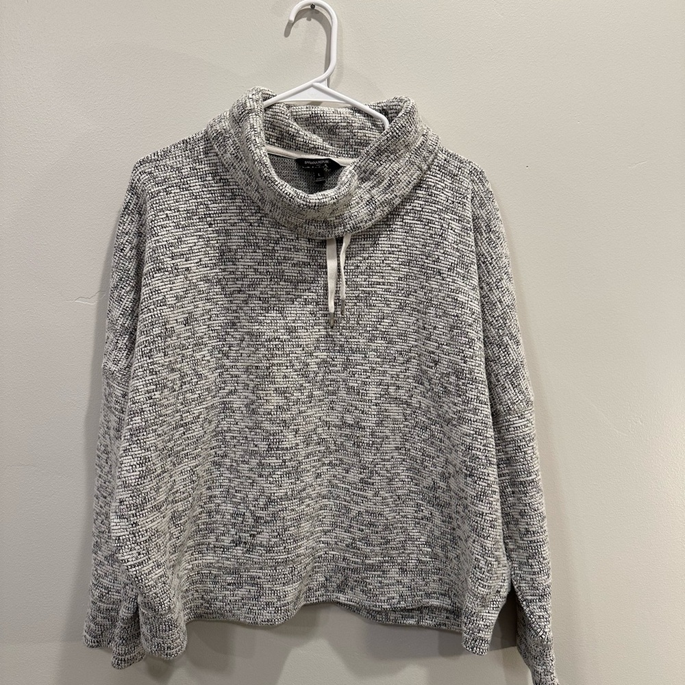 Women’s Banana Republic. Black and White Sweater. Size M.   Good condition